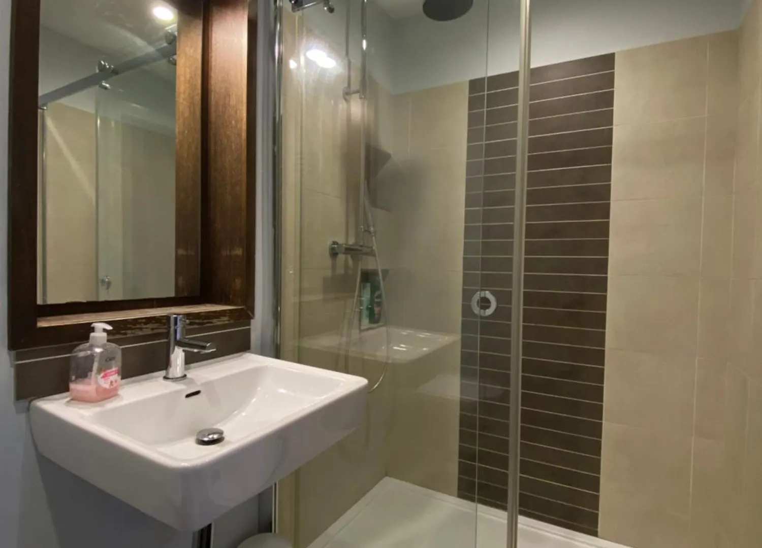 Stylish 1 Bed Apartment In Belfast City Centre 0*,